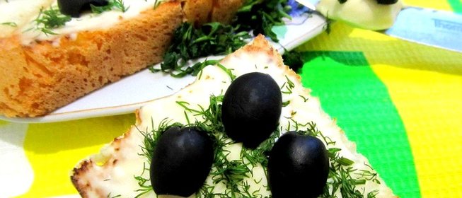 Кростини с мягким сыром и маслинами