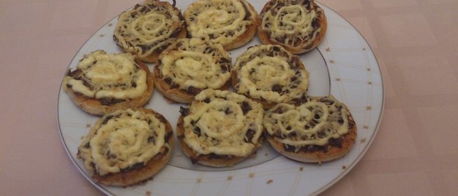 Мини-пиццы с грибами