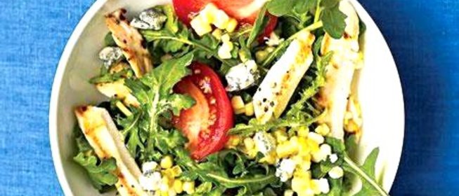 Салат с курицей, помидорами и голубым сыром