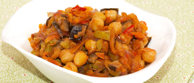 Овощное рагу с нутом и острой пассатой
