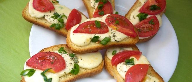 Греночки с моцарелой и специями в духовке