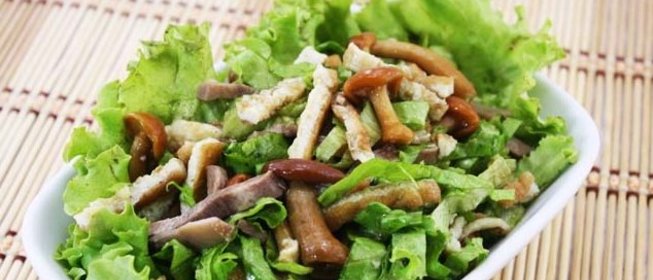 Салат с омлетом и грибами