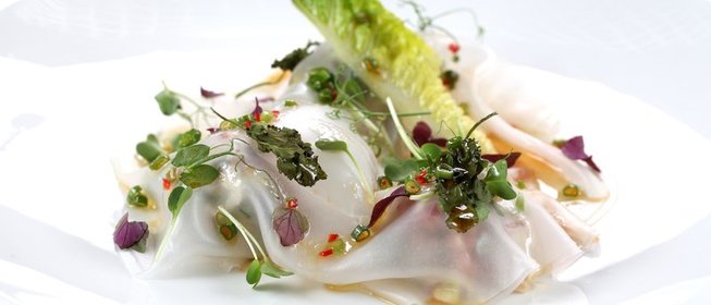 Тунец под рисовой бумагой и соусом юзу