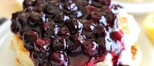 Бананово-овсяные блинчики с черничным сиропом