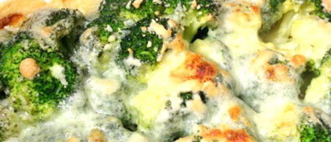 Запеканка из куриного фарша с капустой брокколи, яйцами и сыром