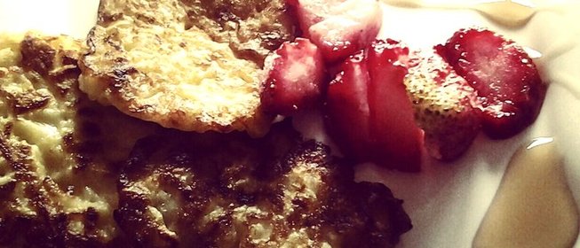 Яблочные оладьи с клубникой и кленовым сиропом