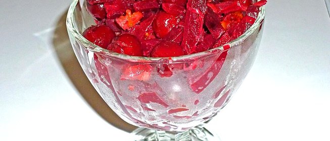 Постная закуска из свеклы с вишней и орехами