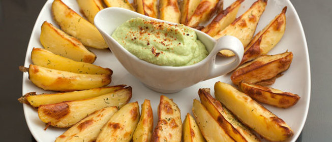 Печеный картофель с соусом из авокадо