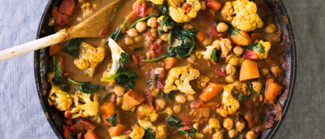 Томаты и цветная капуста под соусом карри