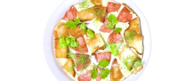 Омлет с сухариками и колбасой