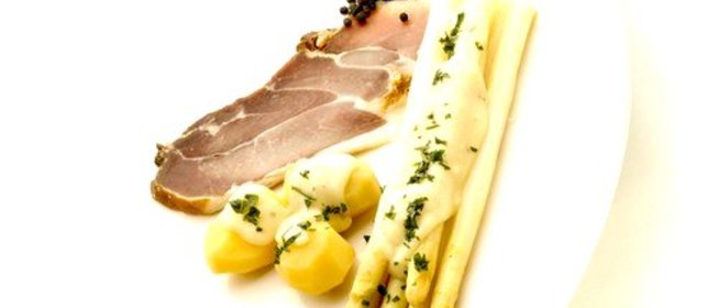 Вареная спаржа в сливочном масле с пармезаном