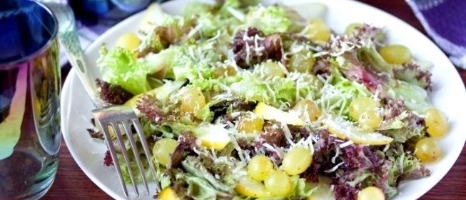 Салат «Фьюжн» с виноградом, грушей и пармезаном