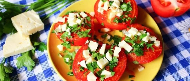 Жареные помидоры с чесноком и сыром