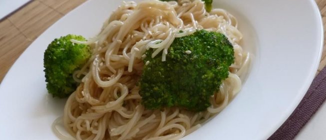 Рисовая лапша с брокколи и фенхелем