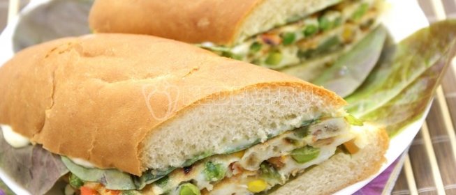 Бутерброд с овощами и омлетом