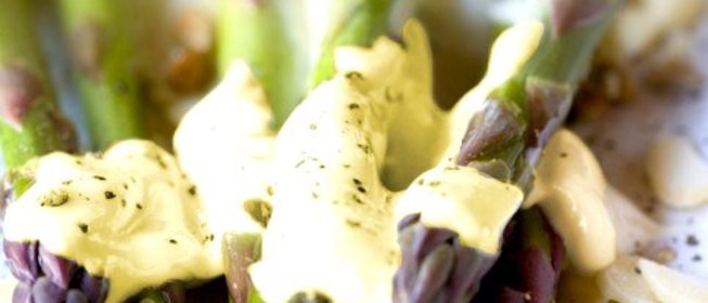 Спаржа с винегретом из фундука