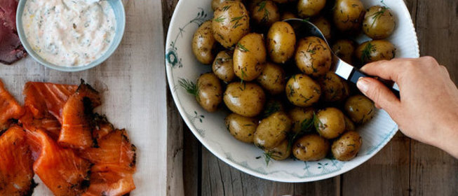 Молодой картофель с укропом