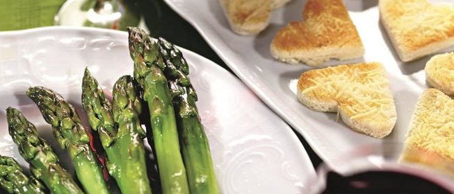 Спаржа с крутонами и соусом тартар
