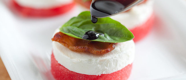 Закуска из арбуза, бекона и козьего сыра