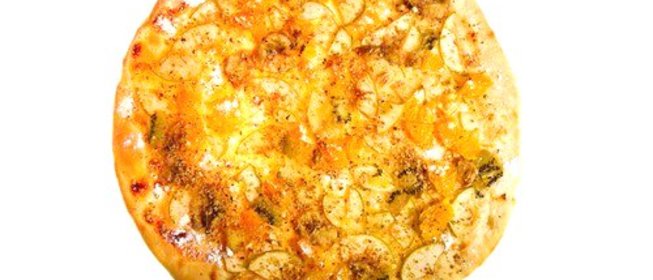 Пицца с копченой рыбой и кислыми яблоками