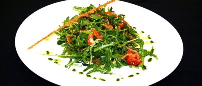 Салат с блинчиком и слабосоленым лососем