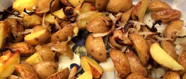 Печеный молодой картофель с карамелизованным луком и трюфельным маслом