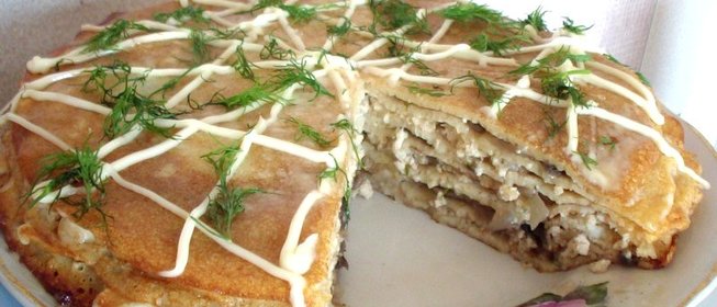 Закусочный блинный торт с курицей и грибами