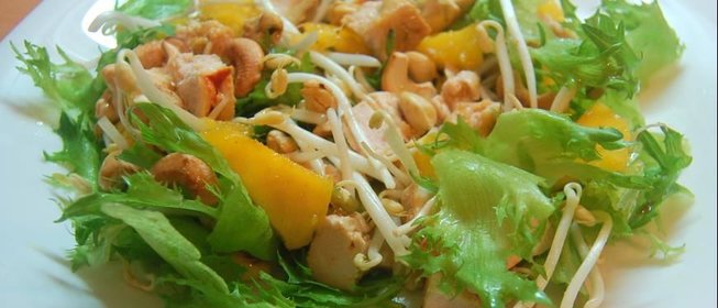 Салат с курицей, манго и кешью