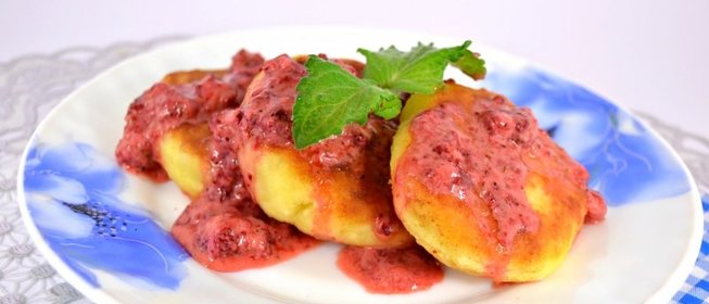 Сырники с овсяными хопьями и клубнично-сметанным соусом