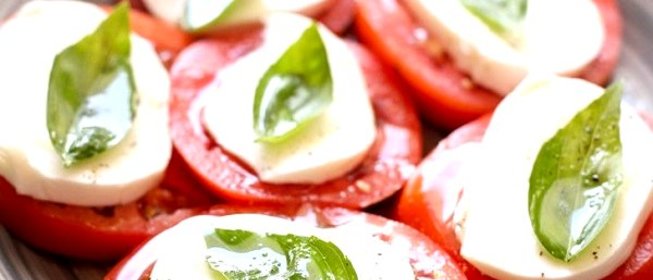 Помидоры с моцареллой и базиликом