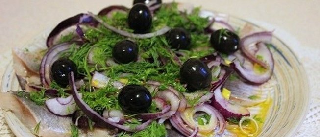 Сельдь с луком в пикантной заправке