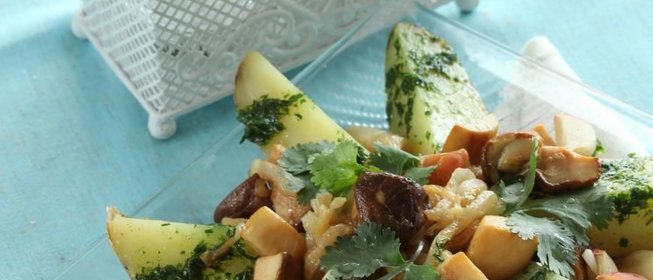 Картофельный салат с грибами и печеным чесноком