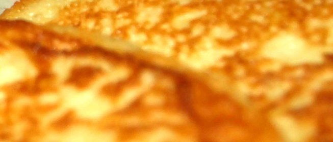 Картофельные оладьи с луком и сметанным соусом