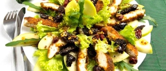 Салат с курицей и фруктами в горчичном соусе