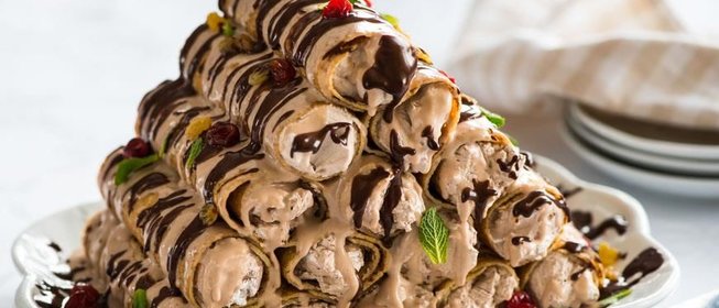 Блинный торт со сметанным кремом, изюмом и шоколадом