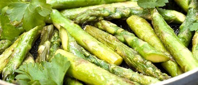 Запеченная в духовке спаржа с чесноком и миндалем