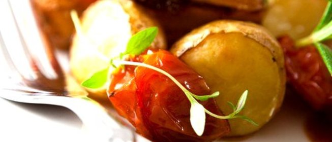 Картофель с томатами и базиликом