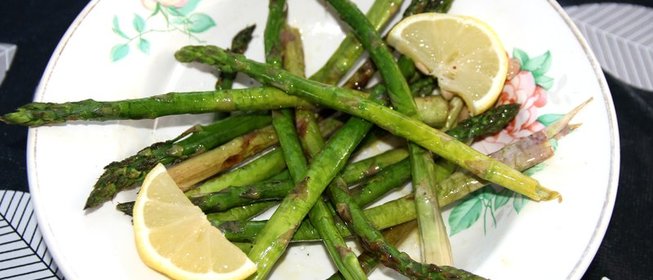Спаржа на гриле с лимоном