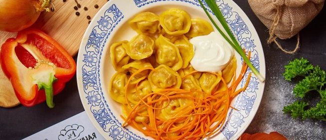 Морковные пельмени с печеными овощами