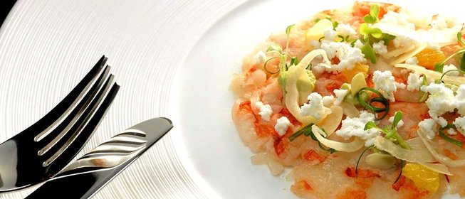 Карпаччо из креветок с мороженым из йогурта