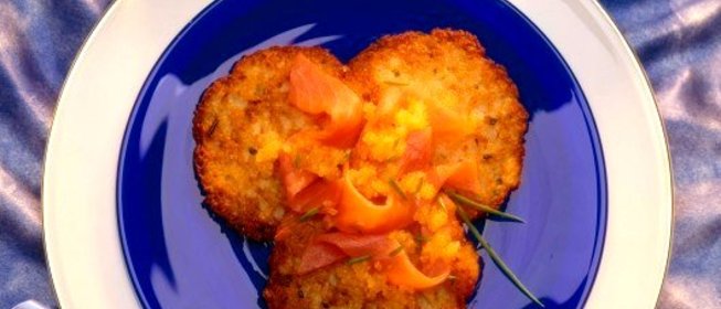 Оладьи с лососем и шнитт-луком