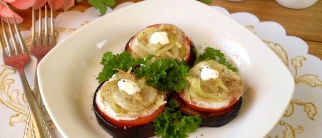 Баклажаны жареные с помидорами и луком