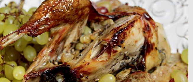 Цесарка, запеченная с розмариновым маслом и виноградом