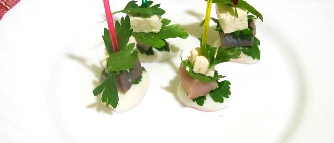 Закуска из сельди с брынзой