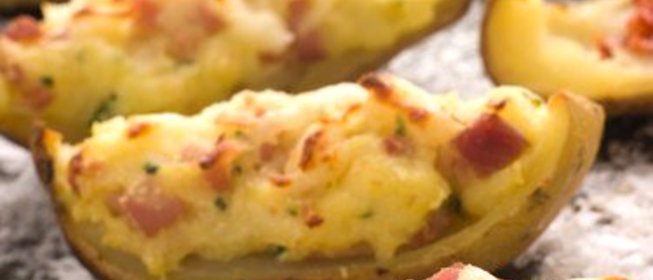 Печеные половинки картофеля с начинкой из сыра, ветчины и зеленого лука