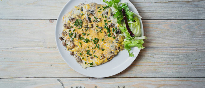 Аппетитный омлет с сыром и грибами