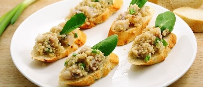 Канапе с киноа и сельдью