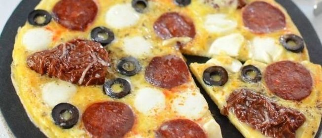 Омлет с моцареллой, сырокопченой колбасой и вялеными помидорами