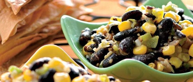 Закуска из черной фасоли с кукурузой и нопале