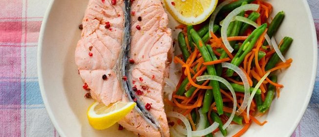 Филе семги с зеленой фасолью, луком и морковью